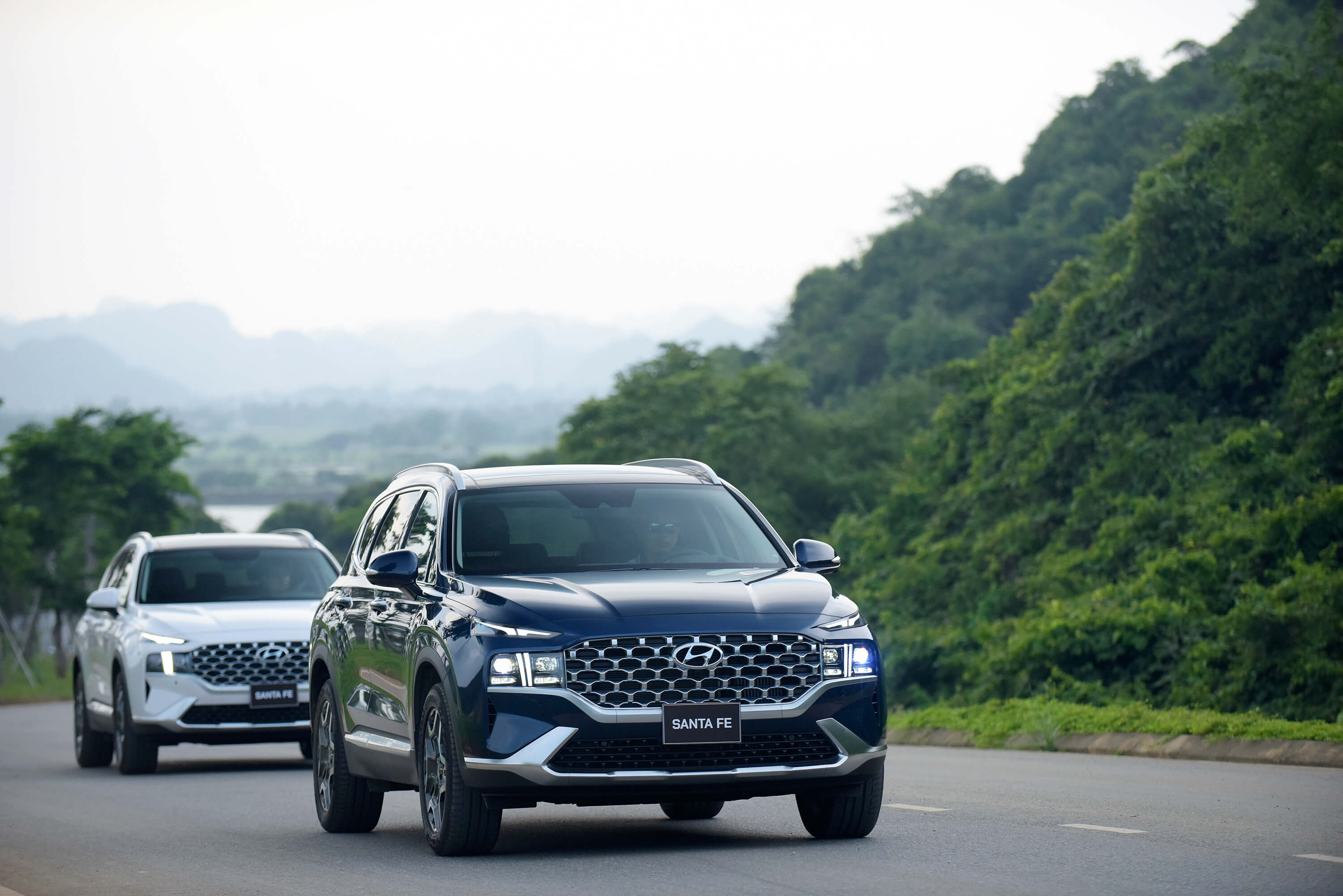 phan-khuc-suv-7-cho-hyundai-santa-fe-lat-do-toyota-fortuner-ra-sao