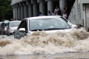 Đừng để xe bị thủy kích, ngập nước vào mùa mưa bão!