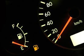 Nguy hiểm “tiềm tàng” đằng sau thói quen lái xe với bình nhiên liệu thấp