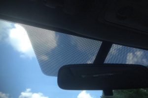 Các chấm đen nhỏ trên kính ô tô có tác dụng gì, liệu có phải để đếm cho vui những lúc tắc đường?