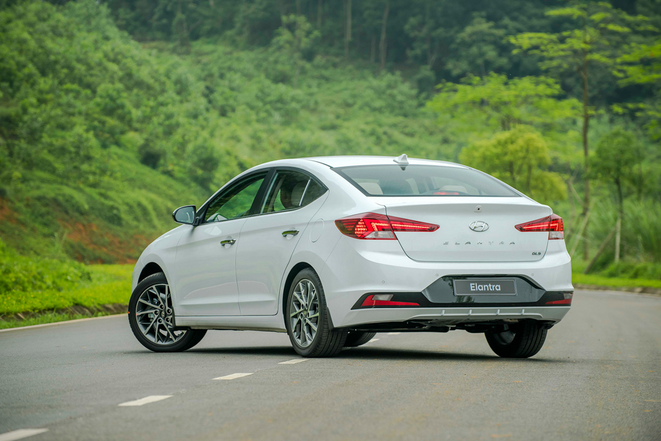 gia-xe-hyundai-elantra-lan-banh-thang-11-2021-tai-binh-thuan