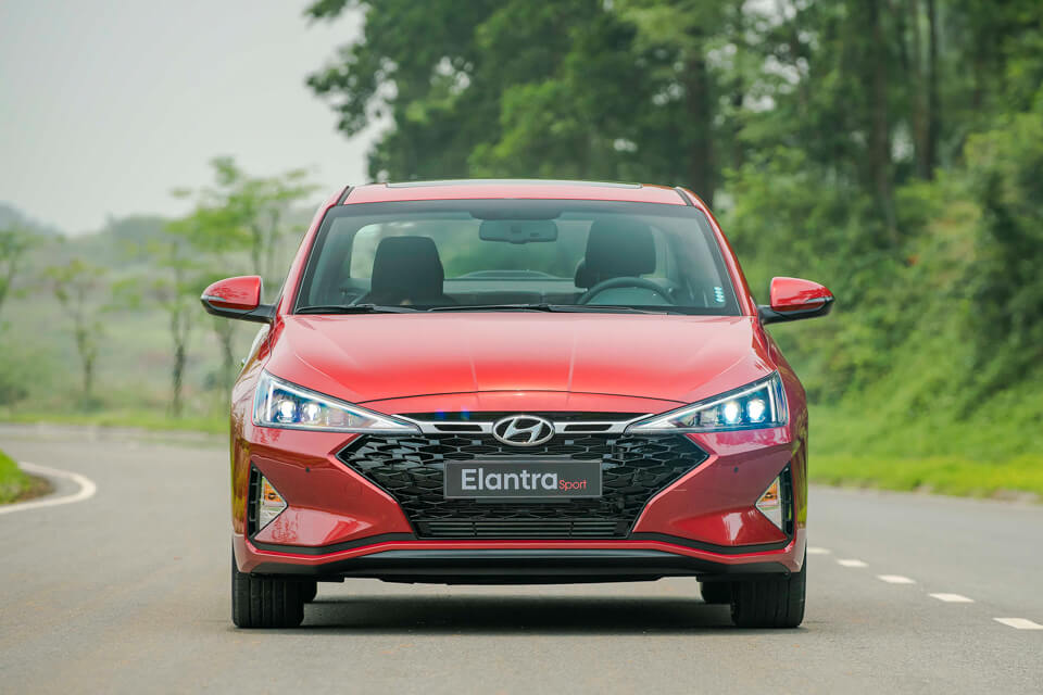 gia-xe-hyundai-elantra-lan-banh-thang-11-2021-tai-binh-thuan